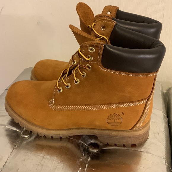TIMBERLAND  tan boots with brown leather on top of boots size 8.5. - Picture 4 of 9